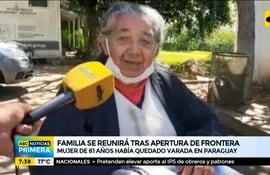 Mujer de 81 años se reunirá con su familia tras apertura de frontera con Argentina