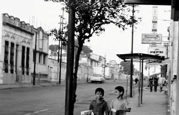 Canillitas, Asunción, Paraguay, 1975. Fotografía de J. M. Blanch