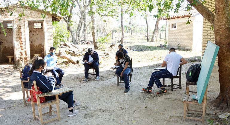 En la escuela 1.730 de Concepción, los alumnos estudian bajo los árboles.