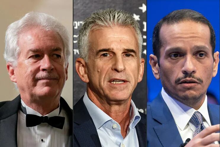 El directo de la CIA, William Burns (i), el líder del Mossad israelí, David Barnea y el ministro de Exteriores de Qatar, Sheikh Mohammed bin Abdulrahman al-Thani. Los tres se reúnen en El Cairo para analizar una posible tregua en la guerra en Gaza.