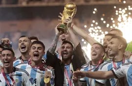Los jugadores de Argentina celebran con el trofeo de la Copa del Mundo después de conquistar el Mundial Qatar 2022 en el estadio de Lusail, en Qatar.