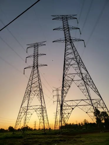 La línea de transmisión que vincula al sistema argentino con el boliviano es en 132 kV, de 120 km de longitud y una capacidad de hasta 120  MW.