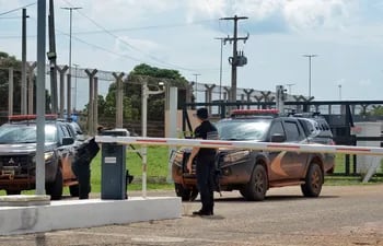 Policias salen de la cárcel federal de Mossoró, considerada de "máxima seguridad" y que sufrió la fuga de dos presos este miércoles 15 de febrero, en Mossoró (Brasil).