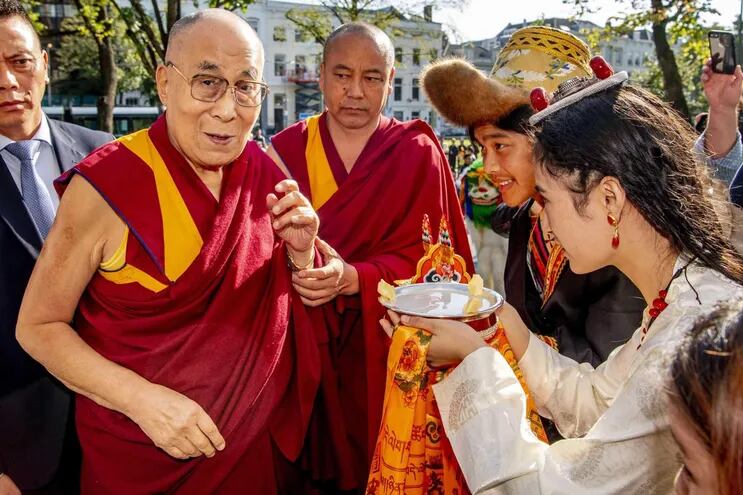 Imagen del archivo del dalái lama. El líder espiritual causó polémica al besar en los labios a un niño en un acto religioso en India.