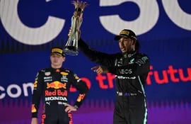 Las dos caras de la moneda, Lewis Hamilton ganador en el GP de Arabia Saudí y atrás, Max Verstappen, quien quedó segundo (AFP).
