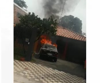 El automóvil está siendo consumido por las llamas.