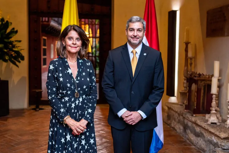 Mario Abdo, presidente de Paraguay, junto a la vicepresidenta colombiana, Marta Lucía Ramírez (Fuente: Twitter).