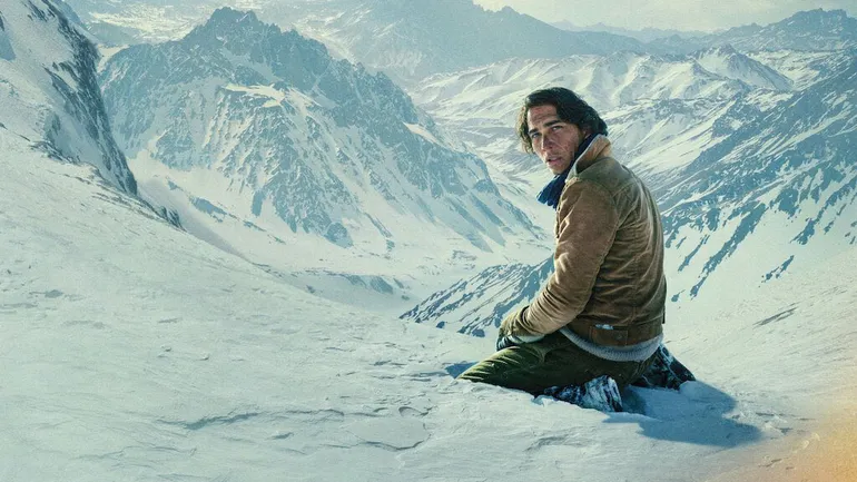 Imagen promocional de Netflix del filme "La sociedad de la nieve". El actor Enzo Vogrincic interpretó a Numa Turcatt una de las víctimas de la Tragedia de los Andes.