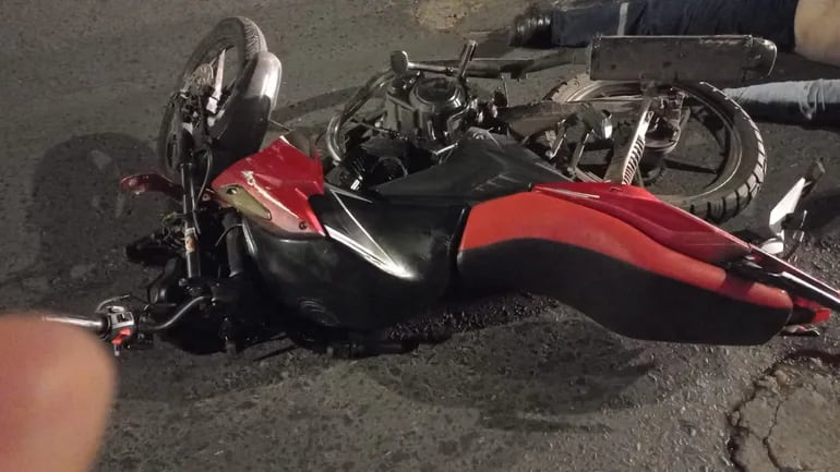 La motocicleta en el pavimento luego de que el conductor embistiera contra una columna de Ande.