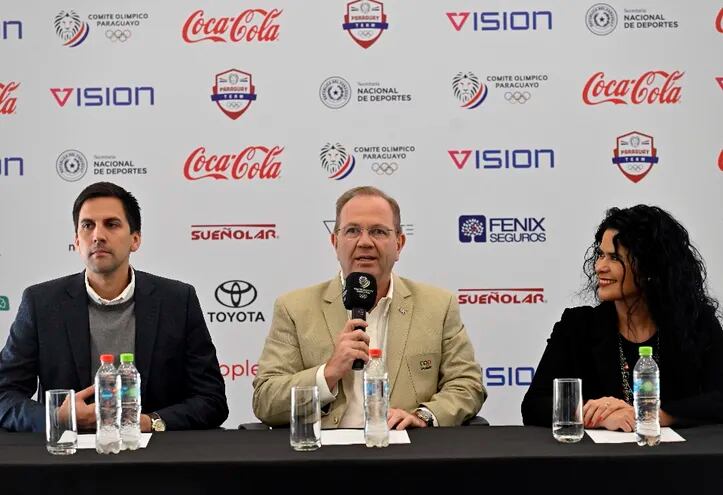 El ministro de Deportes, Diego Galeano Harrison; el presidente del COP, Camilo Pérez; y Silvia Bracho, gerente de Negocios & Marketing de Visión Banco, dieron detalles del evento.