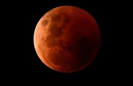 La "luna de sangre", vista hoy durante un eclipse total lunar, desde Fish Creek, en Australia.