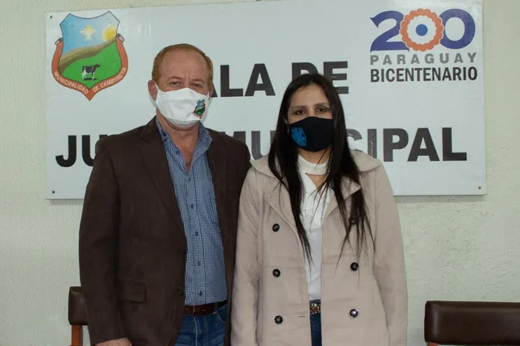 El saliente intendente, Javier Pereira (PLRA) y su reemplazante, Raquel Ruiz Díaz (PLRA).