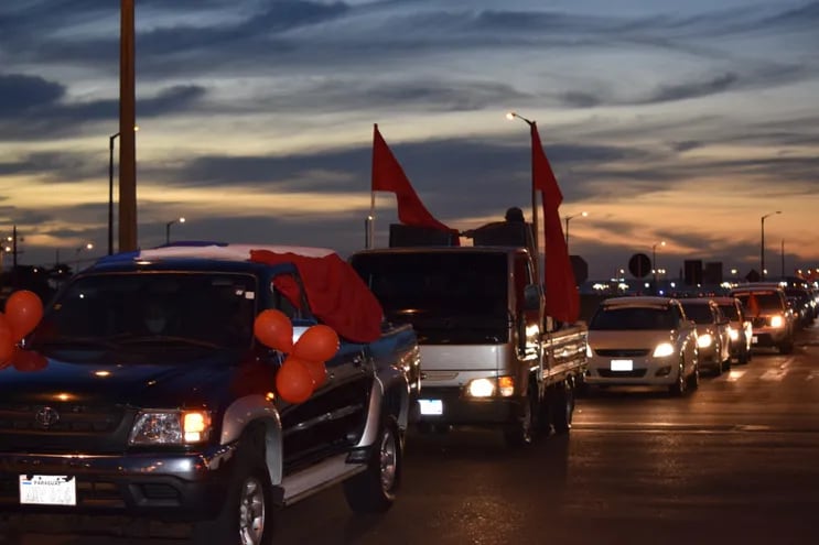 Caravana de colorados, en favor del Gobierno de Mario Abdo Benitez.