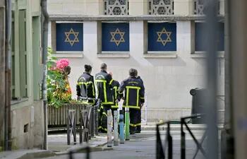 Bomberos en las inmediaciones de una sinagoga en Ruán, Normandía, este viernes.