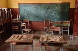 Sillas y mesas pedagógicas en mal estado aguardan a los niños de la escuela Delfín Chamorri del barrio Roberto L. Pettit de Asunción.
