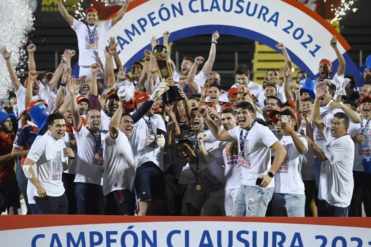 Los jugadores de Cerro Porteño festejan el título de campeón del torneo Clausura 2021.