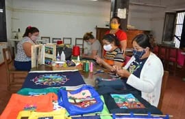 Mujeres artesanas de Santa María de Fe, Misiones, trabajan en el taller La Hermandad, donde ofrecen sus obras originales y muy creativas.