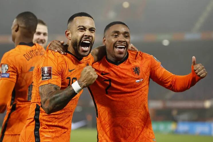 Memphis Depay  y  Steven Bergwijn, autores de los goles, celebran la clasificación de Holanda.