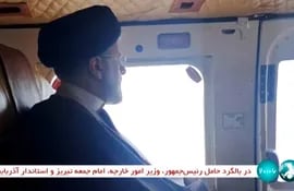 Esta captura tomada de un video publicado por la cadena de televisión estatal iraní IRINN el 19 de mayo de 2024 muestra al presidente de Irán, Ebrahim Raisi, a bordo de un helicóptero en la región de Jofa, en la provincia occidental de Azerbaiyán Oriental.