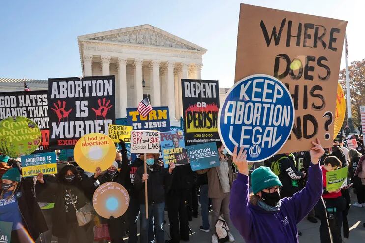 Manifestantes a favor del aborto legal protestan frente a la sede de la Corte Suprema de los Estados Unidos, en Washington.