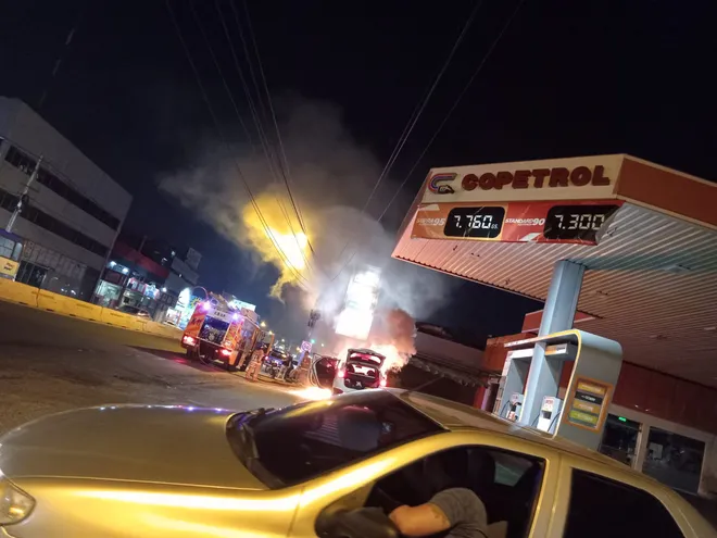 Vehículo se incendió frente a estación de servicio en Fernando