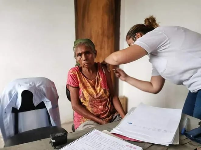 Una mujer Ishir recibiendo la dosis de vacuna en el Alto Paraguay.