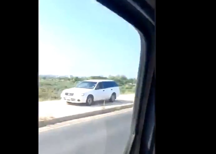 Así fue filmado este intrépido conductor, que decidió "agilizar" su tránsito circulando por la vereda de la Costanera.