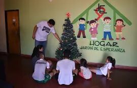 Los niños con VIH que viven en el hogar Jardín de Esperanza de Villa Elisa esperan la ayuda solidaria de la ciudadanía.