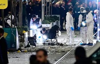 Los miembros de un equipo forense trabajan después de que una fuerte explosión de origen desconocido sacudiera la concurrida calle comercial de Istiklal en Estambul, el 13 de noviembre de 2022.