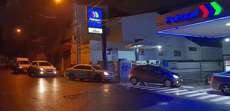 Filas de vehículos seguían comprando ayer en horas de la noche en Petropar, por los precios más bajos que tiene esa empresa.