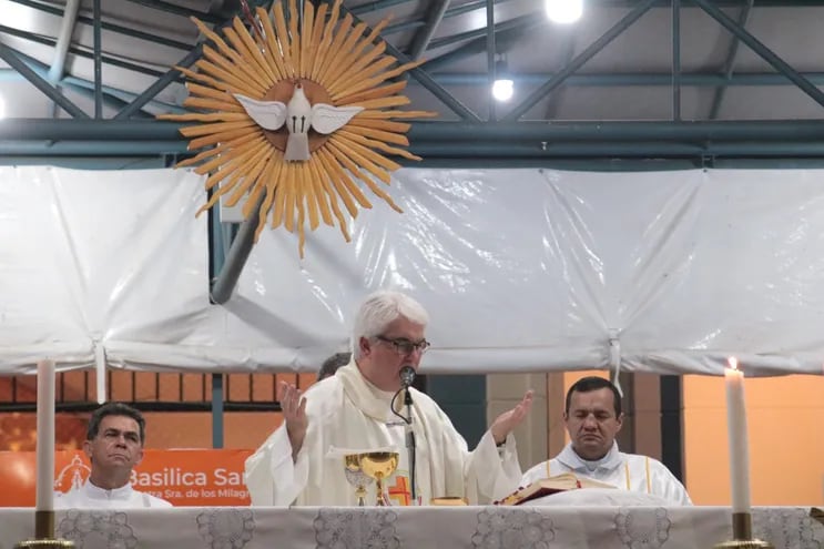 El presbítero Bonifacio Romero predico la misa vespertina de Caacupé.