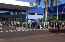 Una larga fila de turistas compradores en el acceso a uno de los locales comerciales de Salto del Guairá.