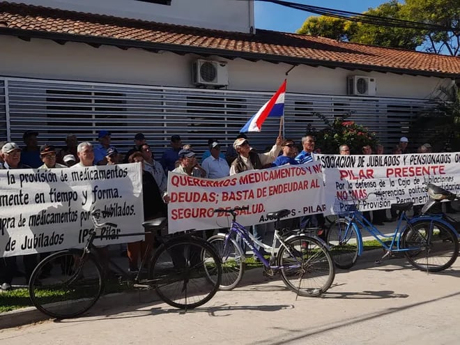 Jubilados y pensionados se manifestaron frente al Instituto de Previsión Social (IPS) para reclamar la falta de medicamentos e insumos.