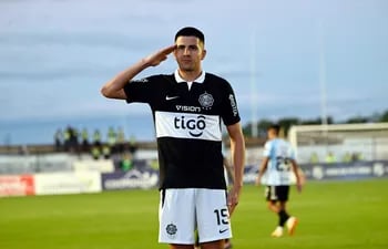 Mateo “el Sargento” Gamarra y su habitual festejo, tras anotar ayer el único gol en el Triunfo de Olimpia  que ganó de visitante a Guaireña y mantiene la chance de clasificar a la Libertadores.