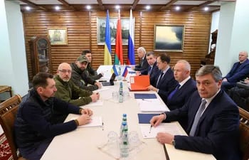 La mesa de negociación instalada en Bielorrusia con los líderes de Ucrania y Rusia. (BELTA/AFP)