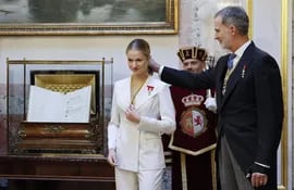 La princesa Leonor recibe la medalla del Congreso junto a su padre, el rey Felipe, tras el acto de la jura de la Constitución de la Princesa de Asturias por su mayoría de edad ante las Cortes Generales, en una solemne sesión conjunta de las dos cámaras legislativas que se celebra este martes en el hemiciclo de la Cámara Baja.