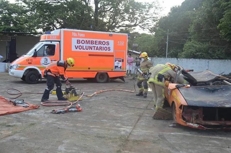 Los bomberos voluntarios urgen contar con una nueva unidad de rescate.