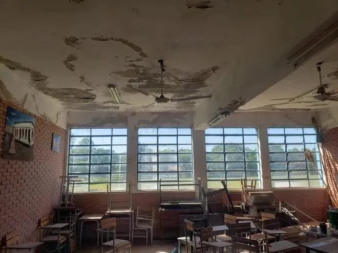 La escuela Santa Rosa de Ypacaraí cuenta con aulas que tienen techos y paredes en mal estado.