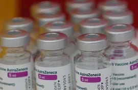Viales de la vacuna AstraZeneca. Regulador europeo dio visto bueno para que sigan aplicando las dosis.