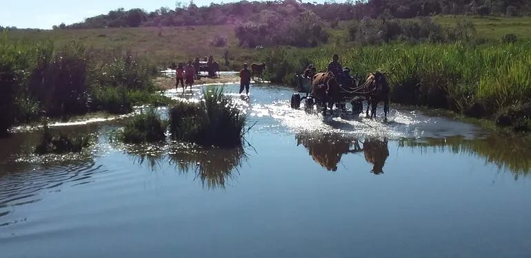 Los pobladores de la comunidad de Virgen del Carmen cruzan el arroyo Tapiracuai en cachapé para trasladarse a La Paloma.