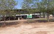 Local de la escuela primaria en la comunidad de María Auxiliadora, donde los maestros también son afectados por la baja conectividad de internet.