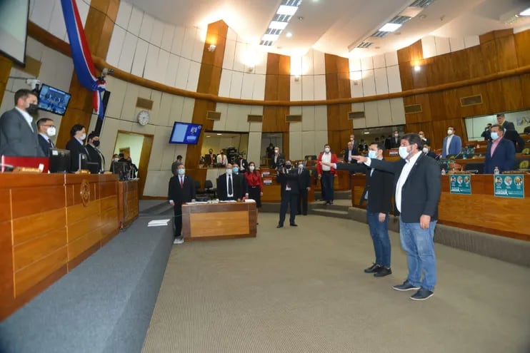 El presidente de Diputados, Pedro Alliana (ANR, HC), toma juramento como miembros del JEM al diputado David Rivas (ANR, HC) y a Rodrigo Blanco (PLRA).