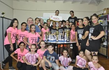 las-alumnas-del-ballet-de-la-gobernacion-con-los-premios-obtenidos--213914000000-1553824.jpg