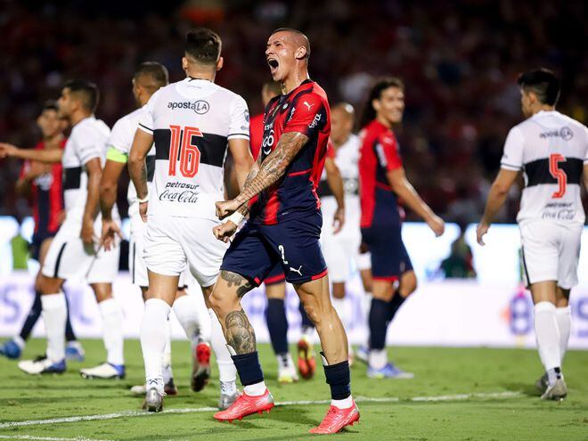 Alan Benítez, volante de Cerro Porteño, expresa fastidio durante el superclásico del fútbol paraguayo por el torneo Apertura 2022.