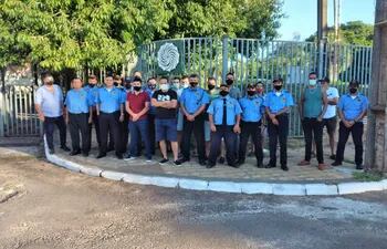 Guardias de SST se manifestaron frente a Yacyretá en Ayolas