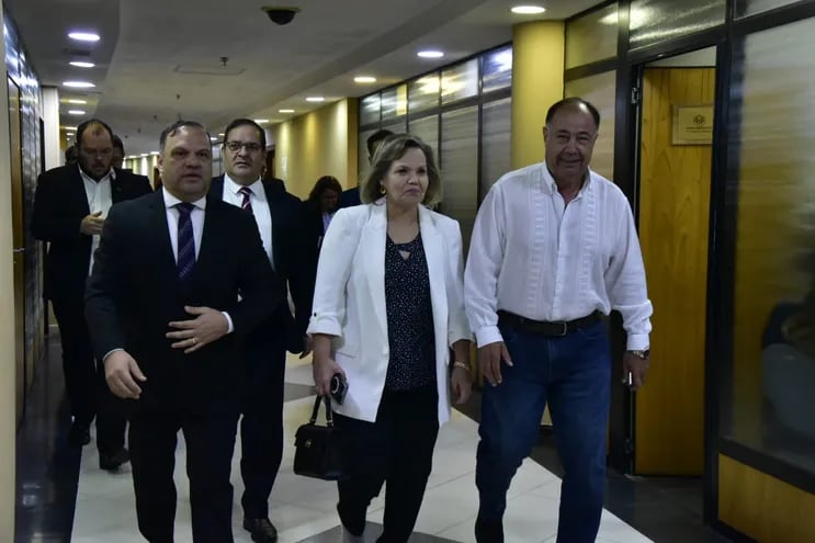Los colorados Lilian Samaniego (centro), Juan Afara (camisa blanca) y Arnaldo Samaniego (de traje y anteojos), entre otros, llegan a la Cámara de Senadores.