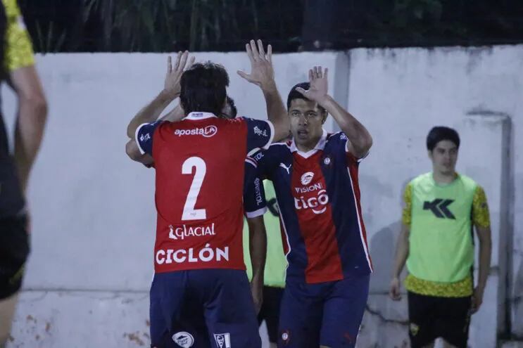 Los jugadores de Cerro Porteño festejan el triunfo sobre Deportivo Recoleta por la Liga Premium.