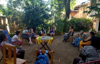 Mujeres campesinas y urbanas se reunieron en el local de Semilla Róga-Asunción para hablar sobre las plantas medicinales y los cuidados femeninos más íntimos.