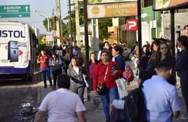 Pasajeros del Área Metropolitana desconocen en qué horario pasa por las paradas los buses del transporte público, pese a que la información de dispone de forma sistemática con el billetaje electrónico.