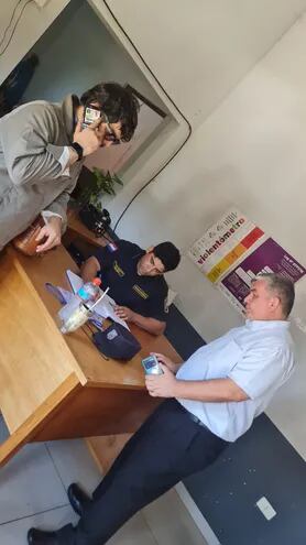 El concejal municipal encarnaceno, Marino Fernández (PLRA) presentó una denuncia ante la comisaría del barrio Ita Paso, por presunta compra de cédulas en una vivienda cercana al local electoral.